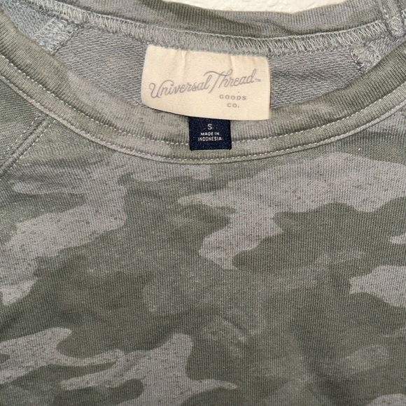 Universal Thread Camo Sweater🌺 - Picture 2 of 2